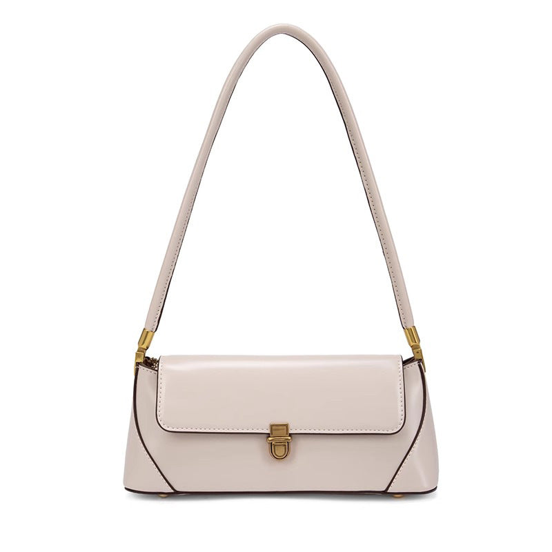 Bolsa Nicole baguette em material sintético premium, elegante e atemporal. Design clean com alça de ombro, toque macio e estrutura firme para qualquer ocasião.