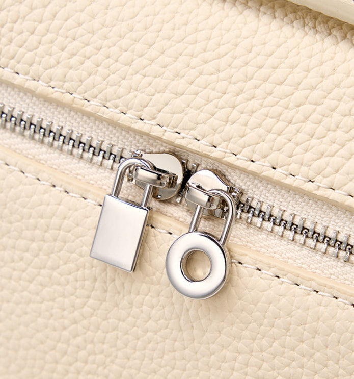 Bolsa Lorena em couro legítimo, compacta, elegante e durável. Design clássico com compartimentos internos, ideal para o dia a dia ou eventos especiais.