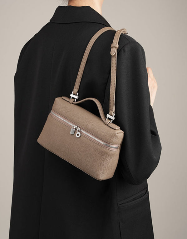 Bolsa Lorena em couro legítimo, compacta, elegante e durável. Design clássico com compartimentos internos, ideal para o dia a dia ou eventos especiais.