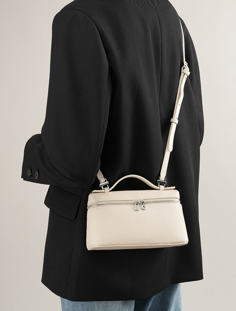 Bolsa Lorena em couro legítimo, compacta, elegante e durável. Design clássico com compartimentos internos, ideal para o dia a dia ou eventos especiais.