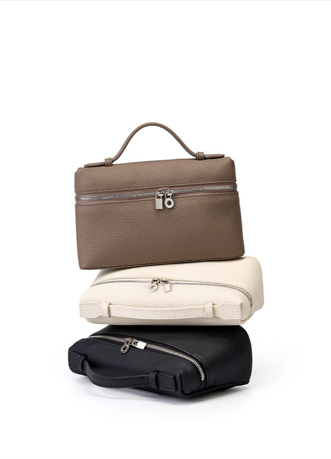 Bolsa Lorena em couro legítimo, compacta, elegante e durável. Design clássico com compartimentos internos, ideal para o dia a dia ou eventos especiais.