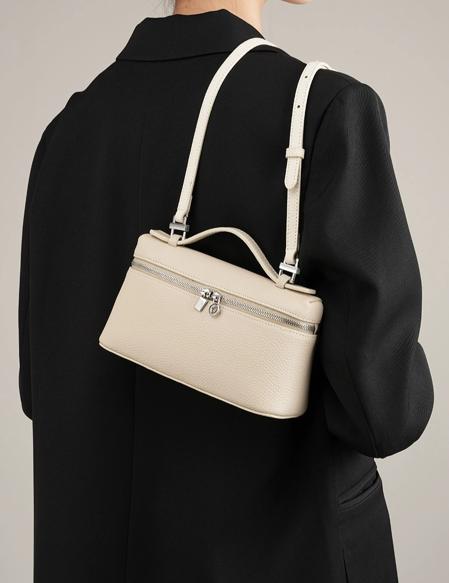 Bolsa Lorena em couro legítimo, compacta, elegante e durável. Design clássico com compartimentos internos, ideal para o dia a dia ou eventos especiais.