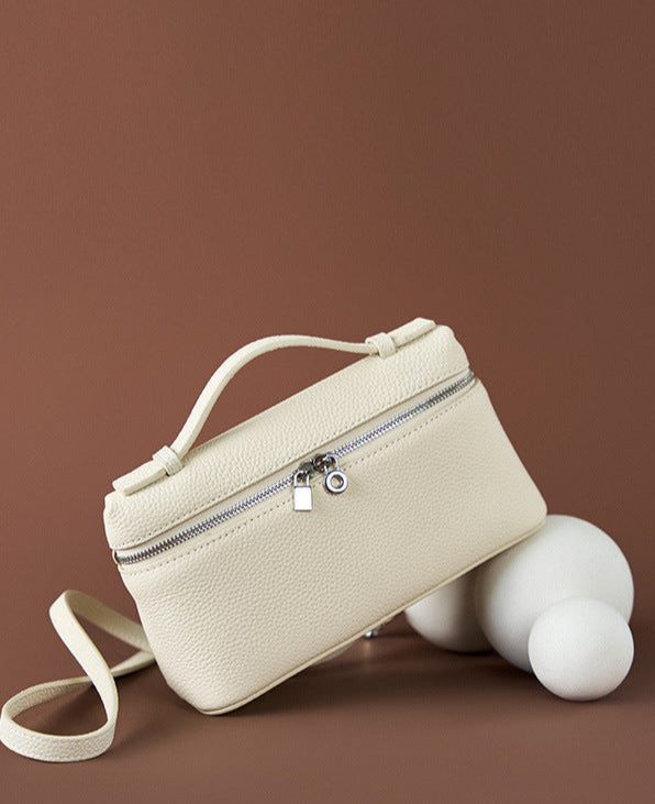 Bolsa Lorena em couro legítimo, compacta, elegante e durável. Design clássico com compartimentos internos, ideal para o dia a dia ou eventos especiais.