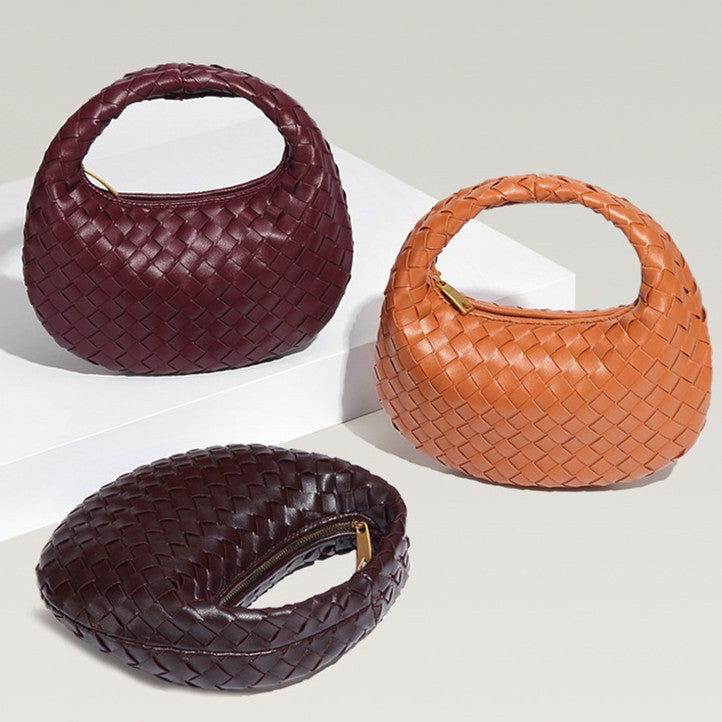 Bolsa Samile estilo baguete com trama trançada à mão. Elegante, moderna e exclusiva, é perfeita para mulheres que valorizam estilo e acabamento impecável.