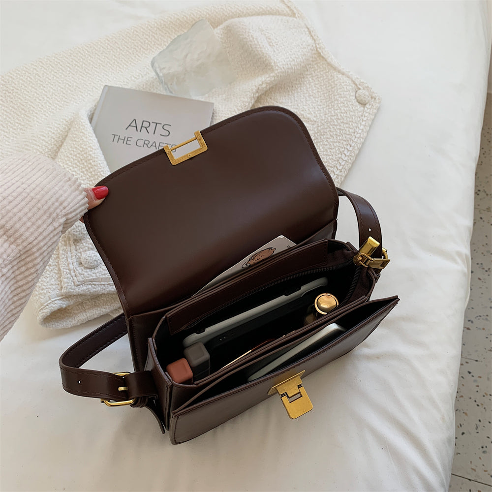 Bolsa Rebeca com textura em couro, compacta, elegante e versátil. Ideal para o dia a dia, com ótimo espaço interno para itens essenciais.