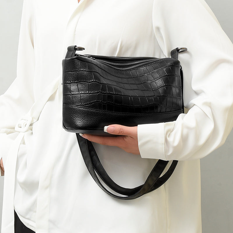 Bolsa Alicia em couro legítimo, compacta e funcional. Design minimalista, alça regulável e espaço ideal para itens essenciais com praticidade e estilo.