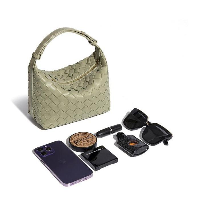 Bolsa Cleo com trama artesanal em material premium. Sofisticada, durável e elegante, com acabamento impecável e metais que destacam seu design exclusivo.