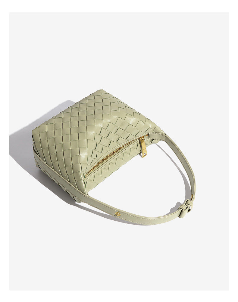 Bolsa Cleo com trama artesanal em material premium. Sofisticada, durável e elegante, com acabamento impecável e metais que destacam seu design exclusivo.