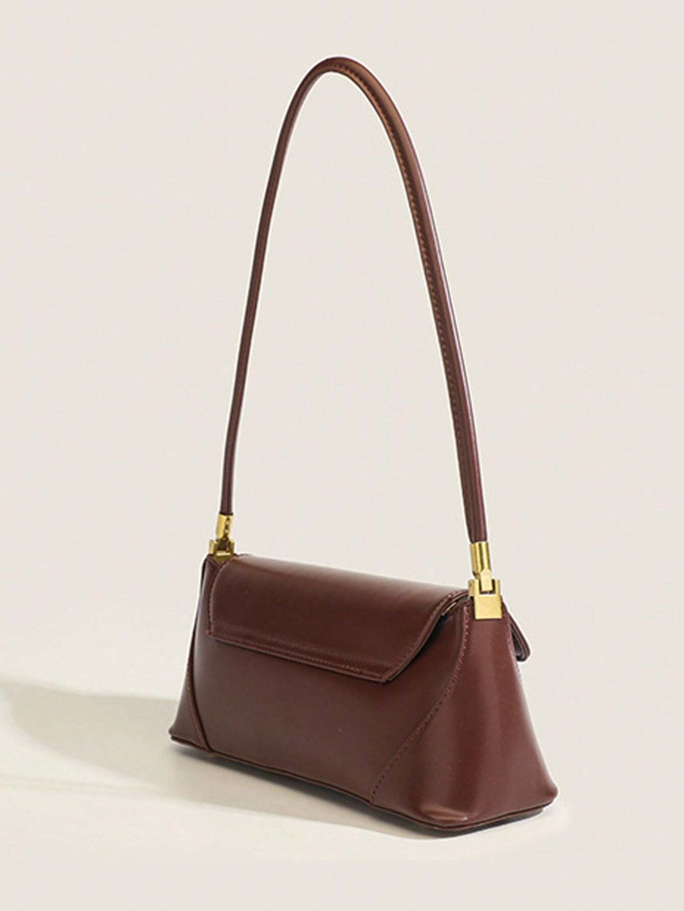 Bolsa Nicole baguette em material sintético premium, elegante e atemporal. Design clean com alça de ombro, toque macio e estrutura firme para qualquer ocasião.