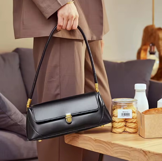 Bolsa Nicole baguette em material sintético premium, elegante e atemporal. Design clean com alça de ombro, toque macio e estrutura firme para qualquer ocasião.