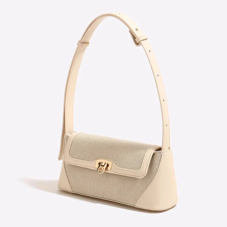 A Bolsa Isabele tem estilo baguete, elegante e funcional. Compacta por fora e espaçosa por dentro, é ideal para o verão e combina com looks casuais ou sofisticados.