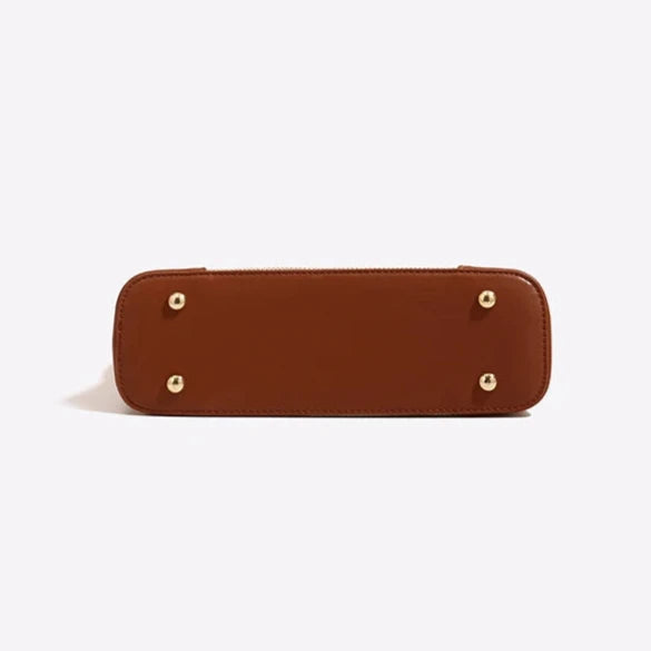 A Bolsa Isabele tem estilo baguete, elegante e funcional. Compacta por fora e espaçosa por dentro, é ideal para o verão e combina com looks casuais ou sofisticados.