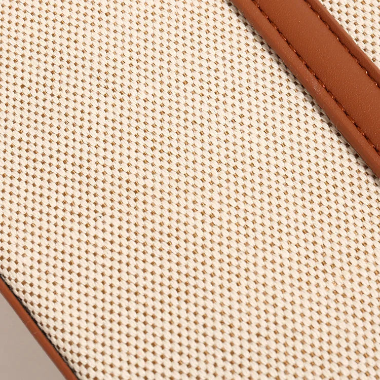 A Bolsa Isabele tem estilo baguete, elegante e funcional. Compacta por fora e espaçosa por dentro, é ideal para o verão e combina com looks casuais ou sofisticados.