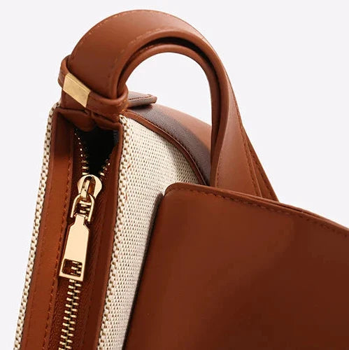 A Bolsa Isabele tem estilo baguete, elegante e funcional. Compacta por fora e espaçosa por dentro, é ideal para o verão e combina com looks casuais ou sofisticados.