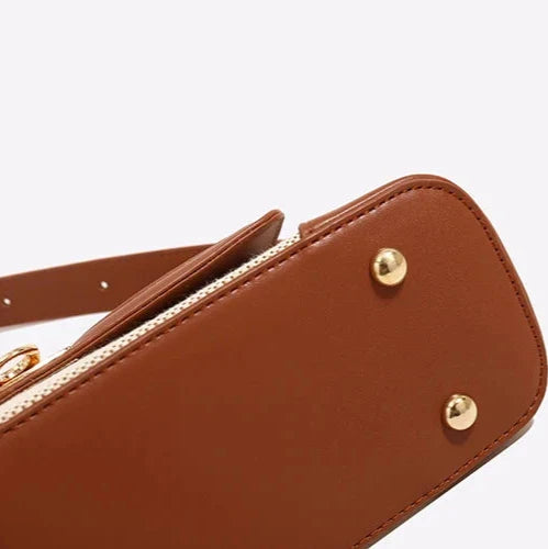 A Bolsa Isabele tem estilo baguete, elegante e funcional. Compacta por fora e espaçosa por dentro, é ideal para o verão e combina com looks casuais ou sofisticados.