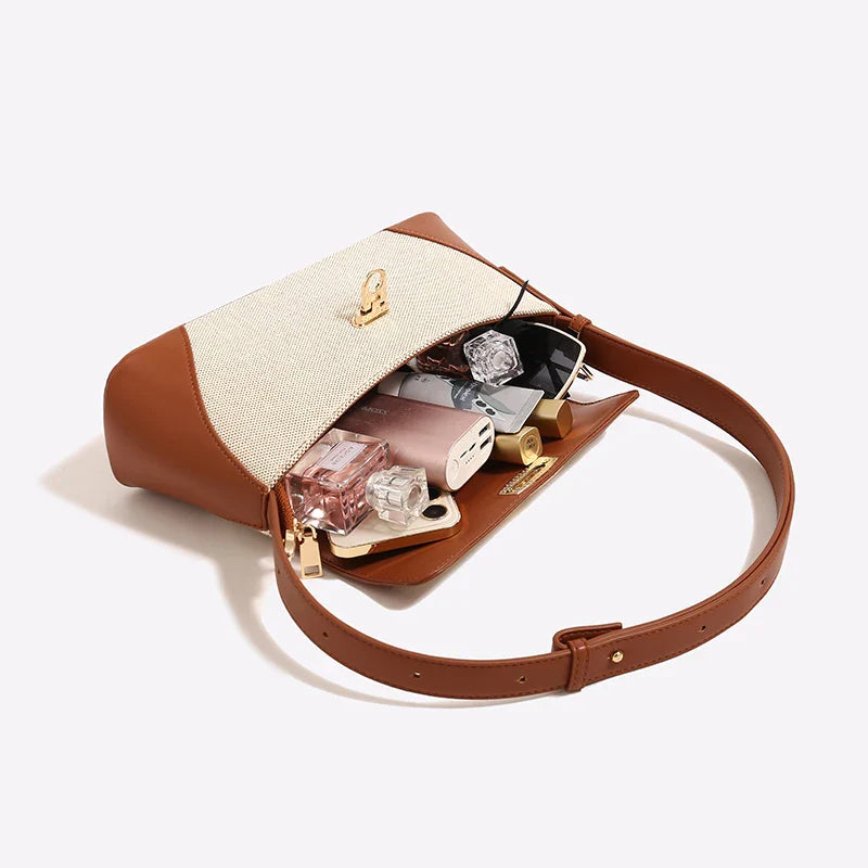 A Bolsa Isabele tem estilo baguete, elegante e funcional. Compacta por fora e espaçosa por dentro, é ideal para o verão e combina com looks casuais ou sofisticados.