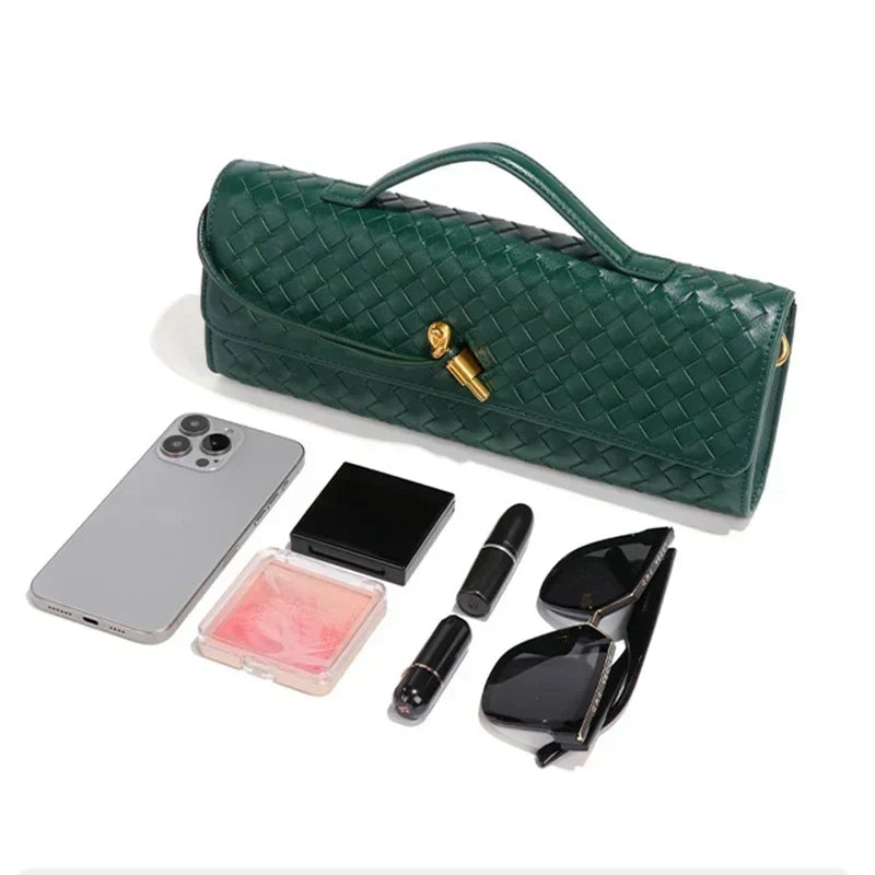 Bolsa Catarina estilo baguette com alça tiracolo. Compacta, leve e elegante, perfeita para dias quentes, passeios e eventos com charme e praticidade.