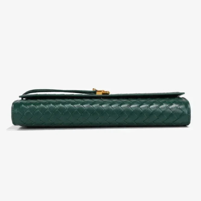 Bolsa Catarina estilo baguette com alça tiracolo. Compacta, leve e elegante, perfeita para dias quentes, passeios e eventos com charme e praticidade.