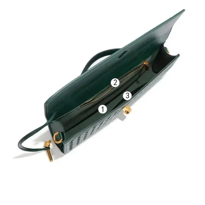 Bolsa Catarina estilo baguette com alça tiracolo. Compacta, leve e elegante, perfeita para dias quentes, passeios e eventos com charme e praticidade.