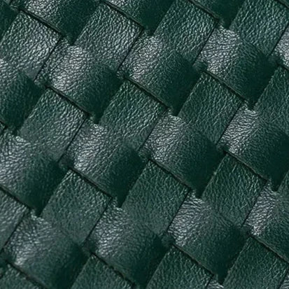 Bolsa Catarina estilo baguette com alça tiracolo. Compacta, leve e elegante, perfeita para dias quentes, passeios e eventos com charme e praticidade.