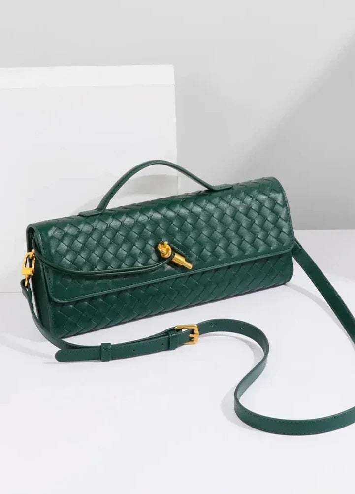 Bolsa Catarina estilo baguette com alça tiracolo. Compacta, leve e elegante, perfeita para dias quentes, passeios e eventos com charme e praticidade.