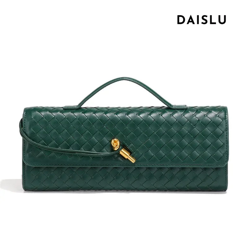 Bolsa Catarina estilo baguette com alça tiracolo. Compacta, leve e elegante, perfeita para dias quentes, passeios e eventos com charme e praticidade.