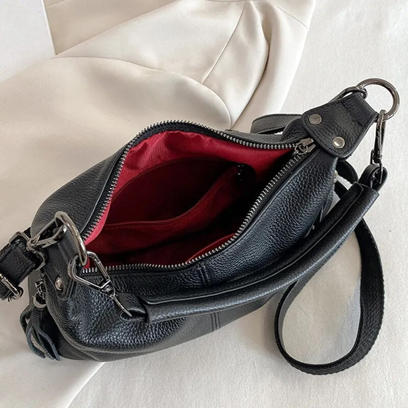 Bolsa Milena em couro legítimo, estilo baguete. Compacta, elegante e versátil, com zíper, forro em algodão e alça para usar no ombro ou na mão.