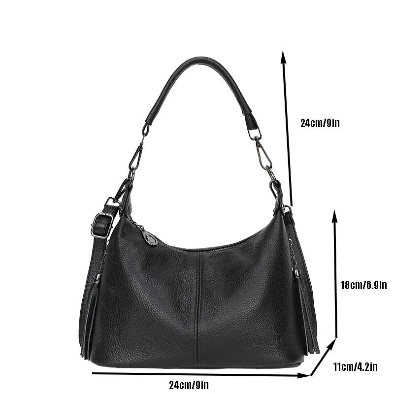 Bolsa Milena em couro legítimo, estilo baguete. Compacta, elegante e versátil, com zíper, forro em algodão e alça para usar no ombro ou na mão.