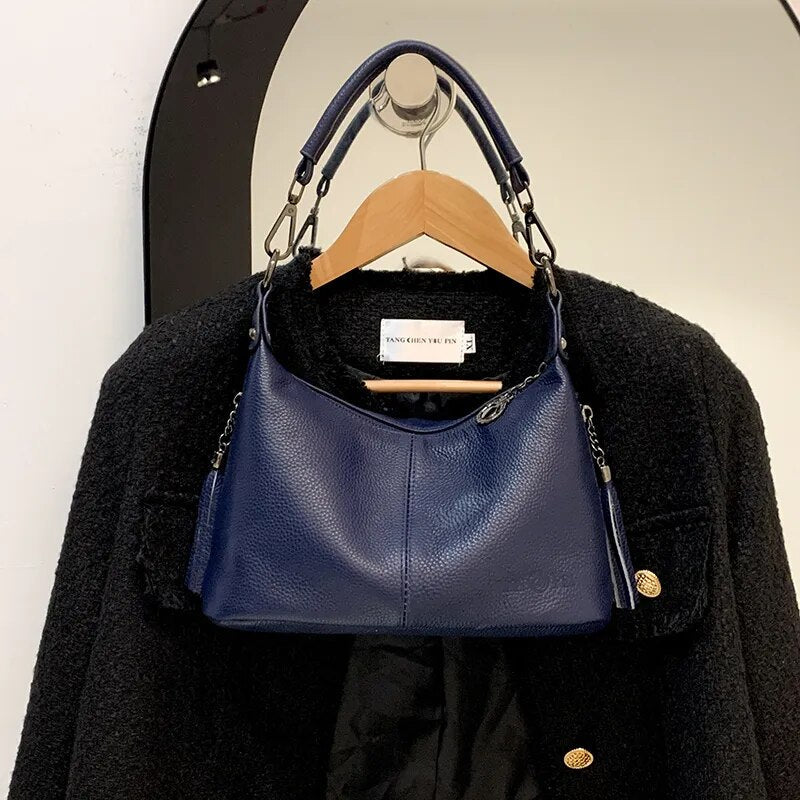 Bolsa Milena em couro legítimo, estilo baguete. Compacta, elegante e versátil, com zíper, forro em algodão e alça para usar no ombro ou na mão.