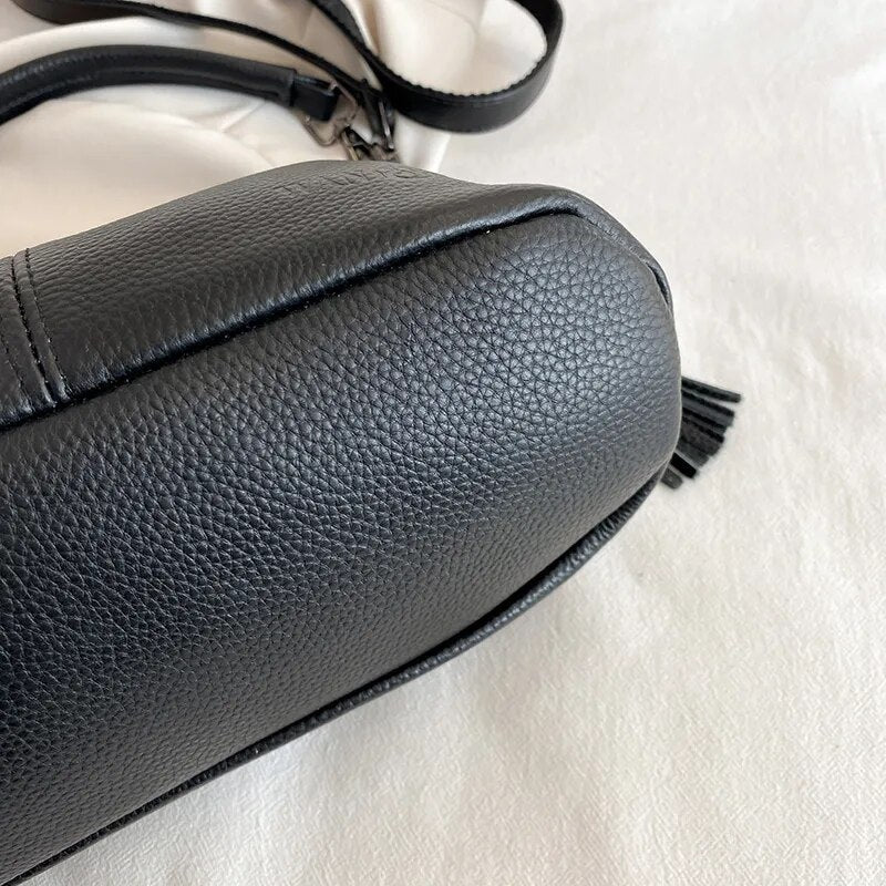 Bolsa Milena em couro legítimo, estilo baguete. Compacta, elegante e versátil, com zíper, forro em algodão e alça para usar no ombro ou na mão.