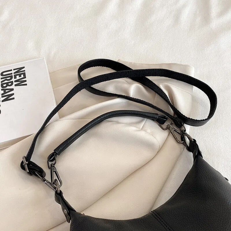 Bolsa Milena em couro legítimo, estilo baguete. Compacta, elegante e versátil, com zíper, forro em algodão e alça para usar no ombro ou na mão.