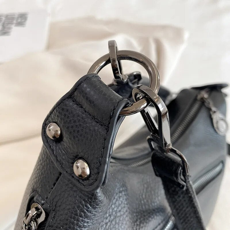 Bolsa Milena em couro legítimo, estilo baguete. Compacta, elegante e versátil, com zíper, forro em algodão e alça para usar no ombro ou na mão.