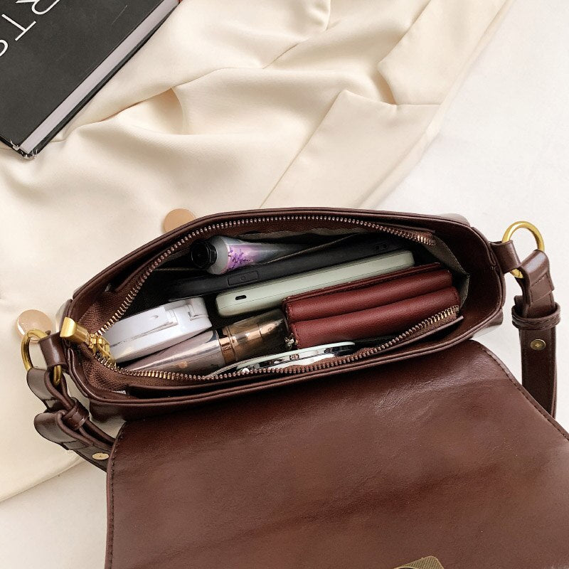 Bolsa Renata em couro legítimo, estilo baguete. Sofisticada e espaçosa, com zíper e botão magnético, perfeita para looks elegantes e versáteis do dia a dia.