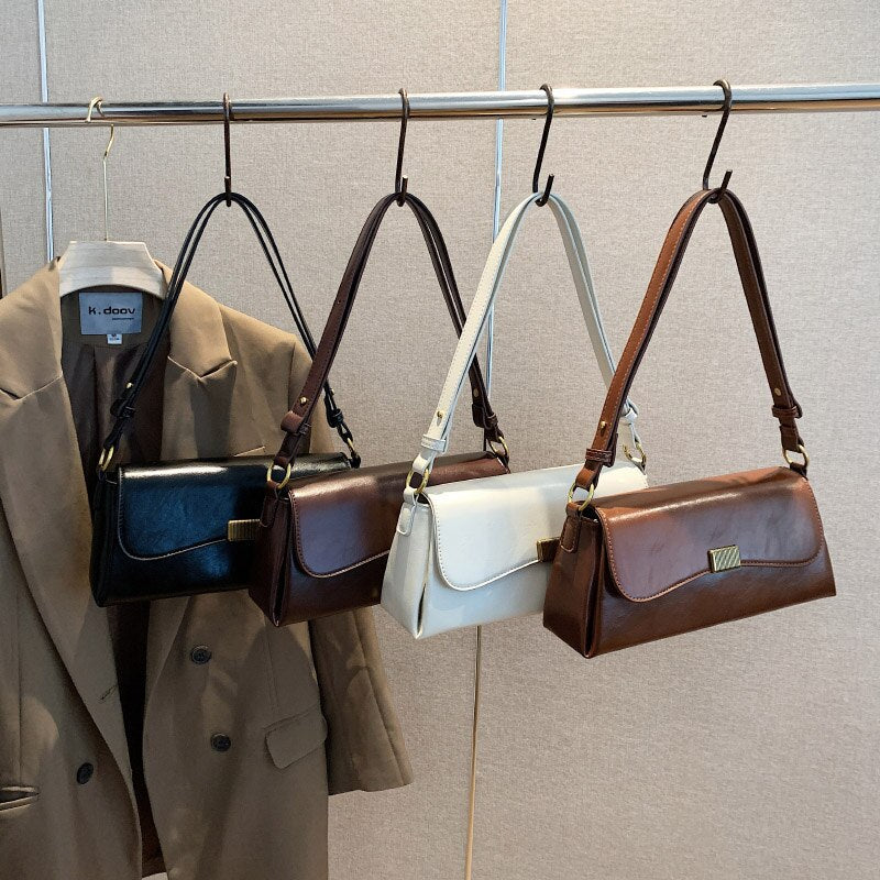 Bolsa Renata em couro legítimo, estilo baguete. Sofisticada e espaçosa, com zíper e botão magnético, perfeita para looks elegantes e versáteis do dia a dia.