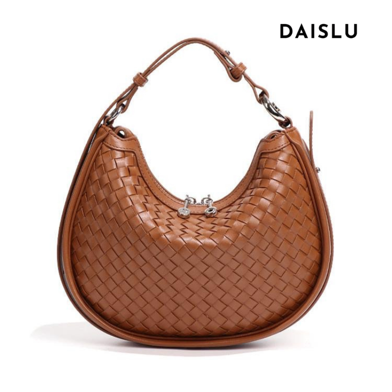 Bolsa Eloá em material sintético premium com trama artesanal. Elegante e atemporal, tem acabamento impecável e metais zamak que garantem brilho e durabilidade.