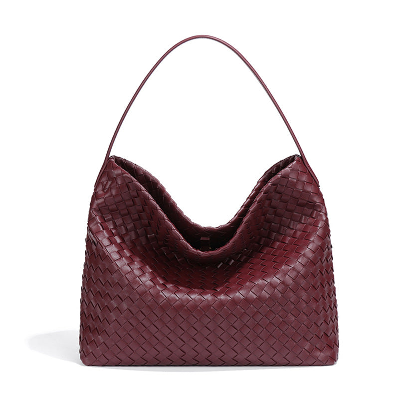 Bolsa Sara trançada, moderna e espaçosa, ideal para o verão. Sofisticada e prática, acomoda tudo com estilo nos dias quentes e agitados.