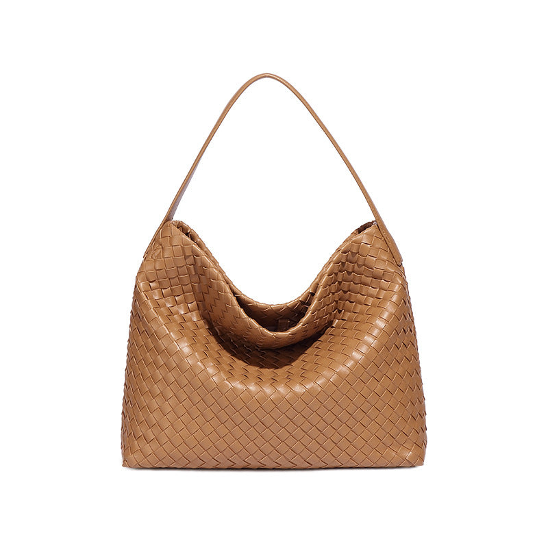 Bolsa Sara trançada, moderna e espaçosa, ideal para o verão. Sofisticada e prática, acomoda tudo com estilo nos dias quentes e agitados.