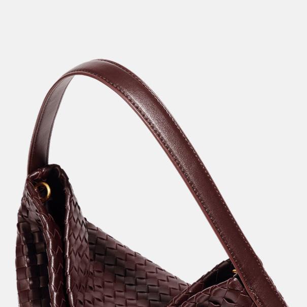 Bolsa Sara trançada, moderna e espaçosa, ideal para o verão. Sofisticada e prática, acomoda tudo com estilo nos dias quentes e agitados.