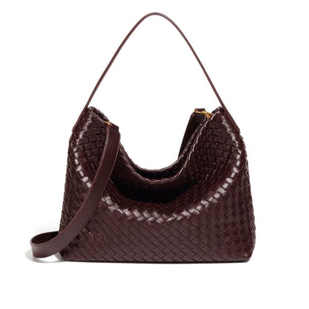 Bolsa Sara trançada, moderna e espaçosa, ideal para o verão. Sofisticada e prática, acomoda tudo com estilo nos dias quentes e agitados.