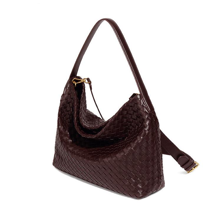 Bolsa Sara trançada, moderna e espaçosa, ideal para o verão. Sofisticada e prática, acomoda tudo com estilo nos dias quentes e agitados.