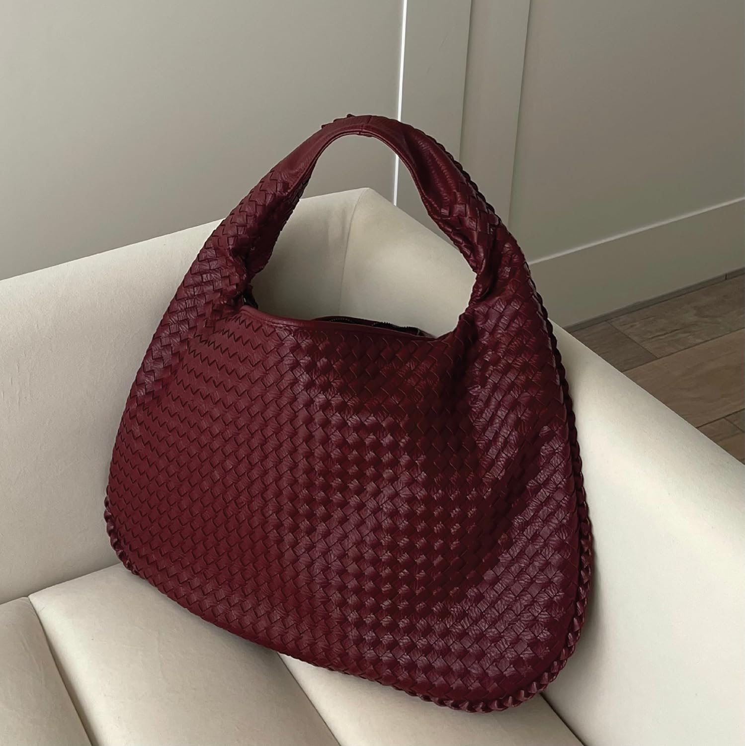 Bolsa Vivian maxi em material sintético premium, espaçosa e elegante. Detalhe trançado artesanal, divisórias internas e fecho em zíper com banho ônix.