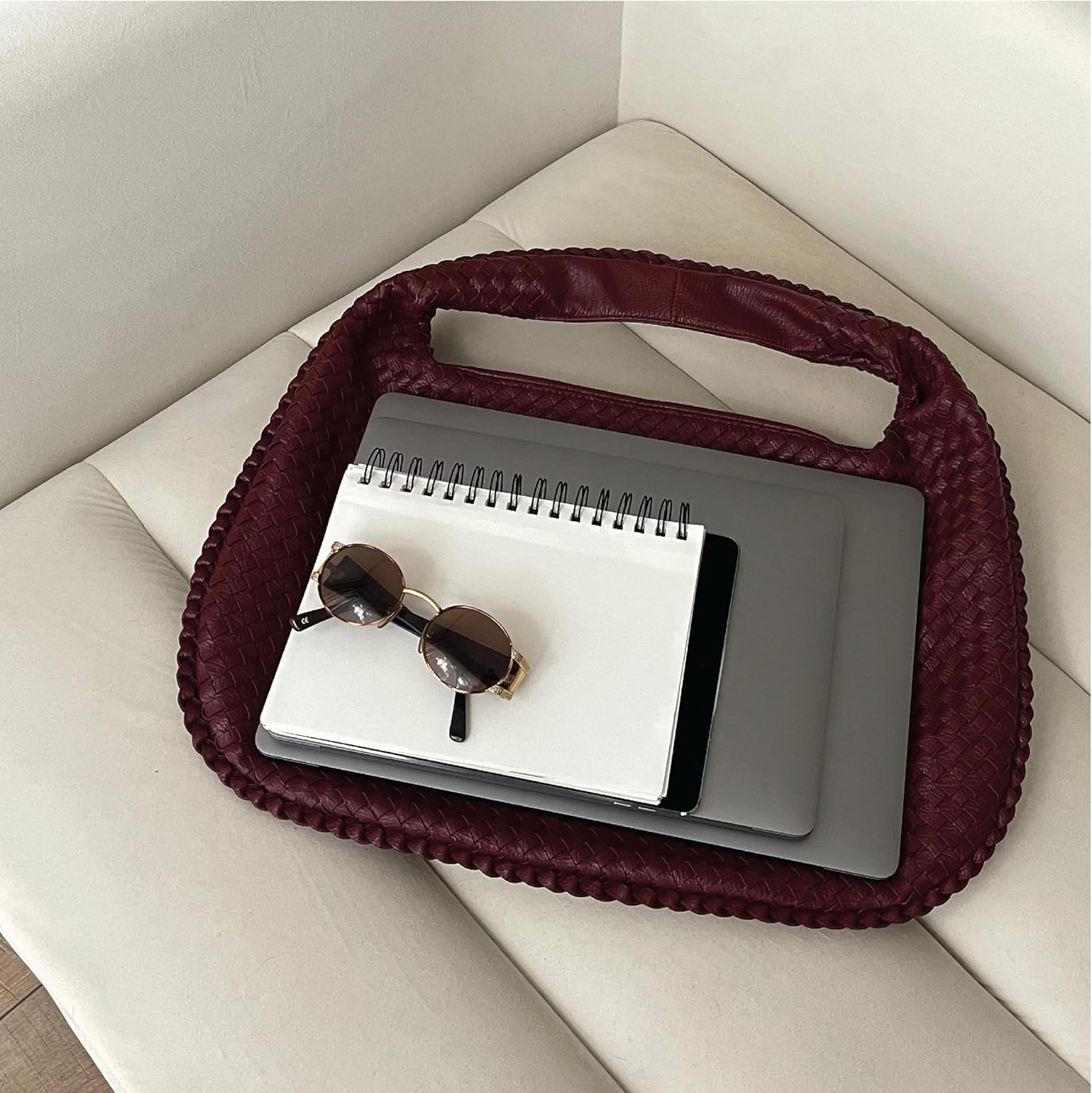 Bolsa Vivian maxi em material sintético premium, espaçosa e elegante. Detalhe trançado artesanal, divisórias internas e fecho em zíper com banho ônix.