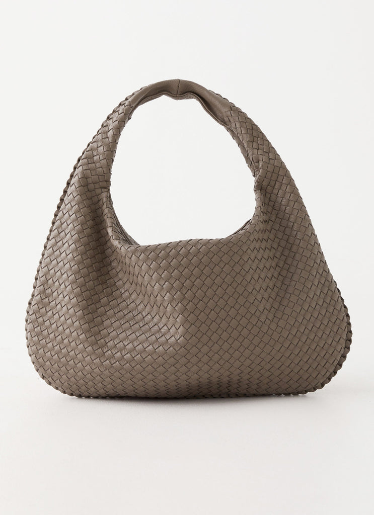 Bolsa Vivian maxi em material sintético premium, espaçosa e elegante. Detalhe trançado artesanal, divisórias internas e fecho em zíper com banho ônix.