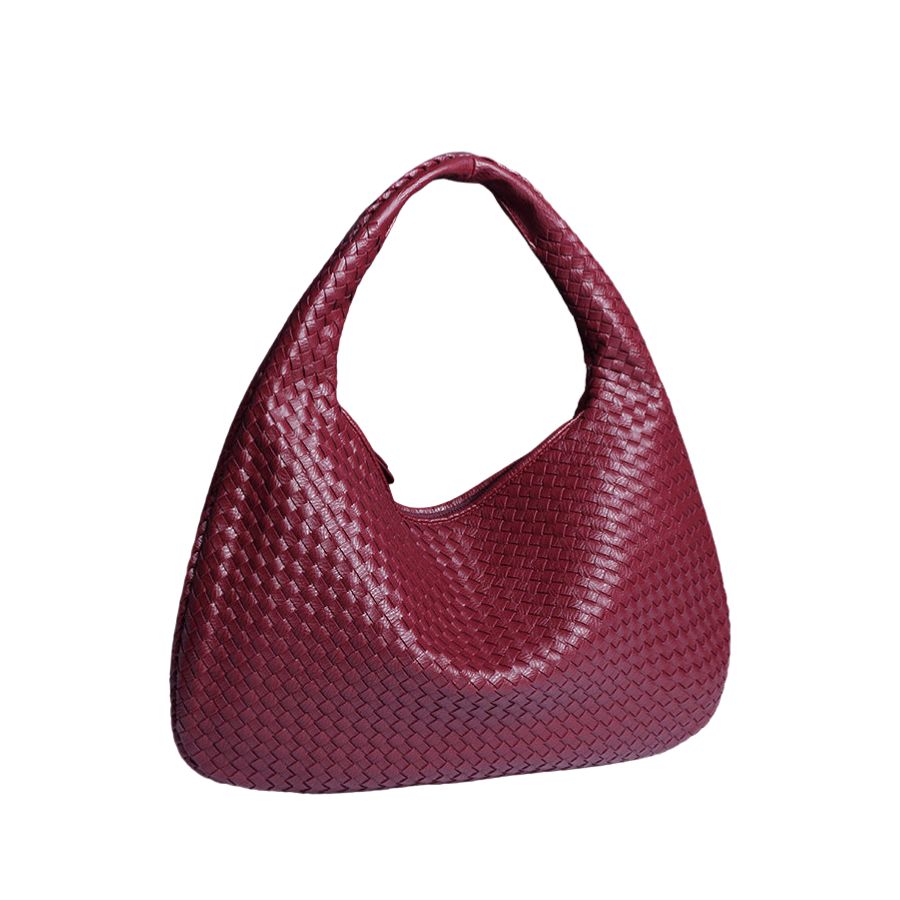 Bolsa Vivian maxi em material sintético premium, espaçosa e elegante. Detalhe trançado artesanal, divisórias internas e fecho em zíper com banho ônix.