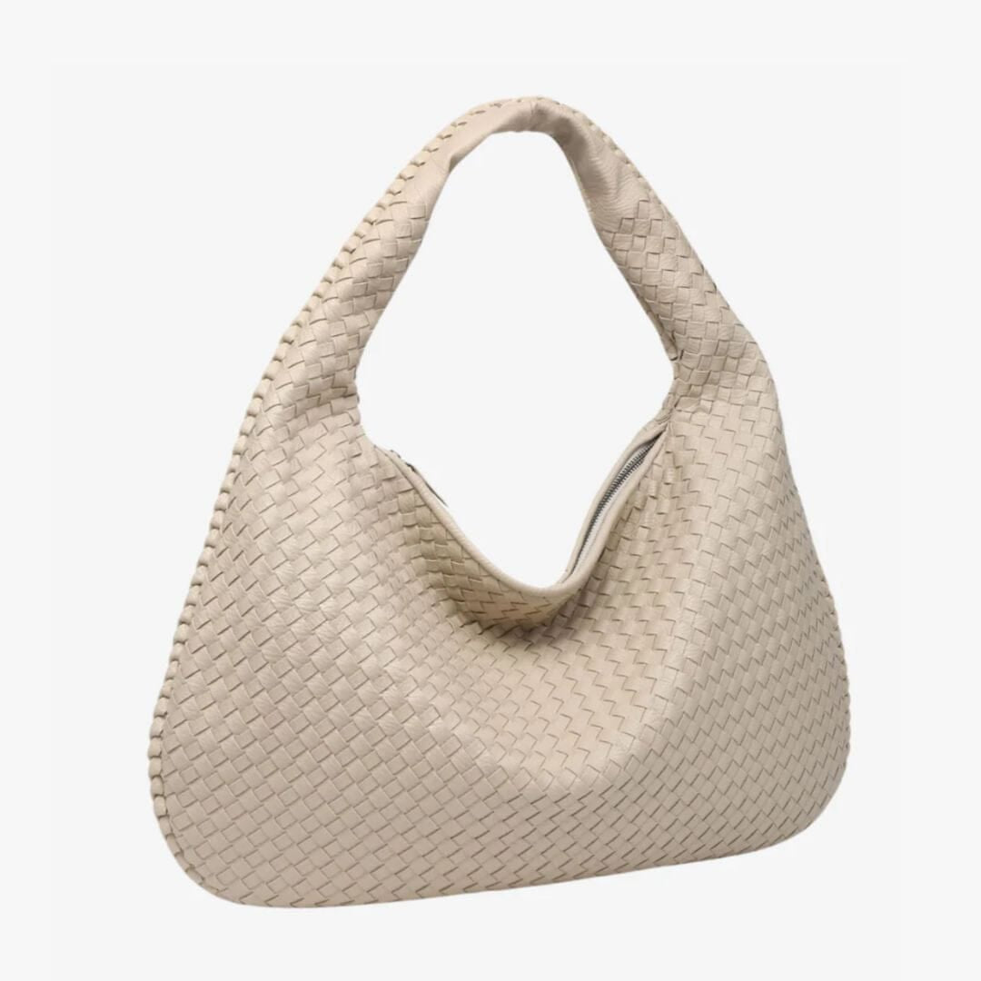 Bolsa Vivian maxi em material sintético premium, espaçosa e elegante. Detalhe trançado artesanal, divisórias internas e fecho em zíper com banho ônix.