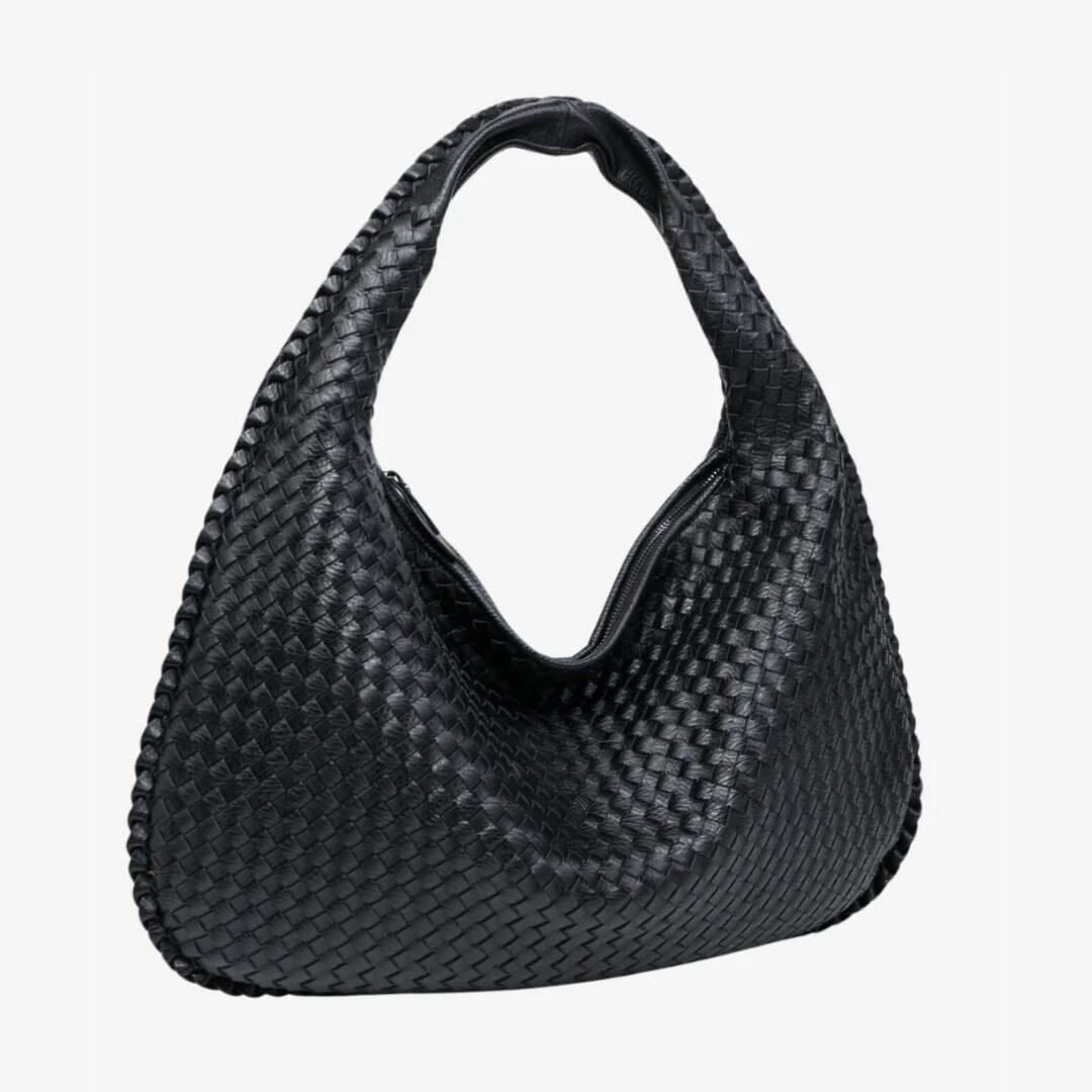 Bolsa Vivian maxi em material sintético premium, espaçosa e elegante. Detalhe trançado artesanal, divisórias internas e fecho em zíper com banho ônix.