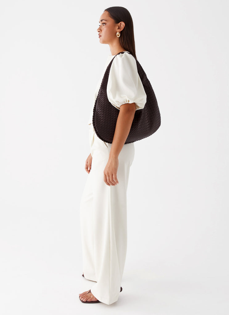 Bolsa Vivian maxi em material sintético premium, espaçosa e elegante. Detalhe trançado artesanal, divisórias internas e fecho em zíper com banho ônix.