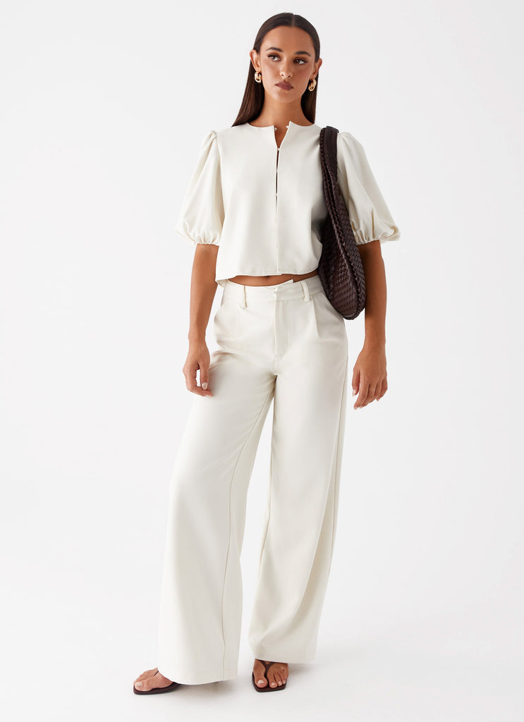 Bolsa Vivian maxi em material sintético premium, espaçosa e elegante. Detalhe trançado artesanal, divisórias internas e fecho em zíper com banho ônix.