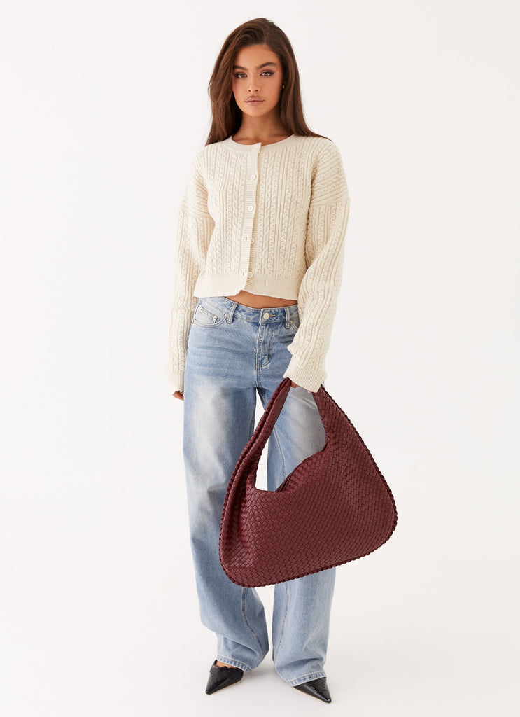 Bolsa Vivian maxi em material sintético premium, espaçosa e elegante. Detalhe trançado artesanal, divisórias internas e fecho em zíper com banho ônix.