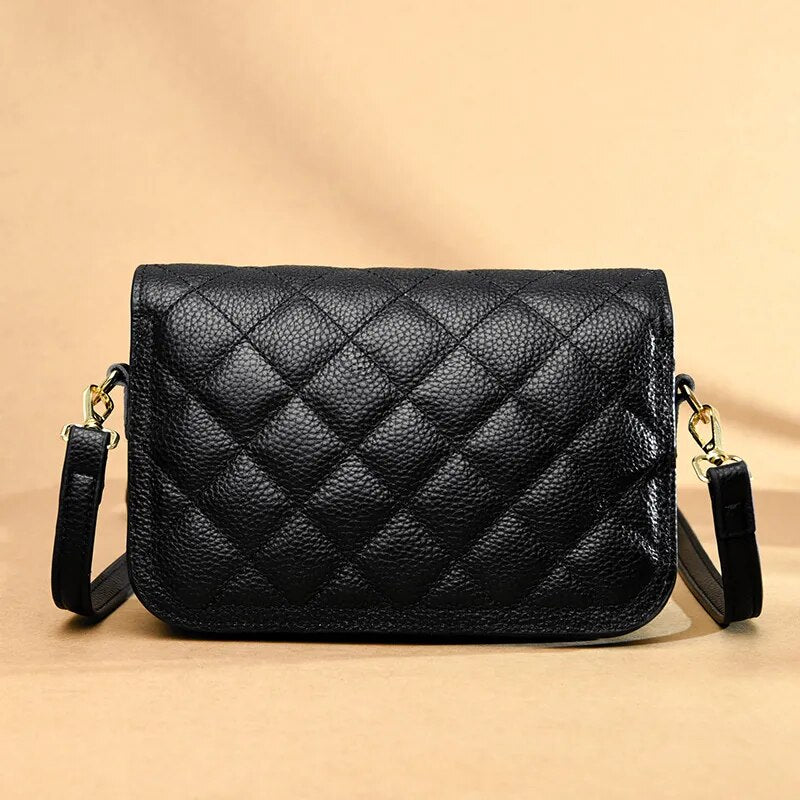 Bolsa Cecília em couro legítimo, com design box estruturado e textura matelassê. Sofisticada, durável e elegante, perfeita para looks atemporais.